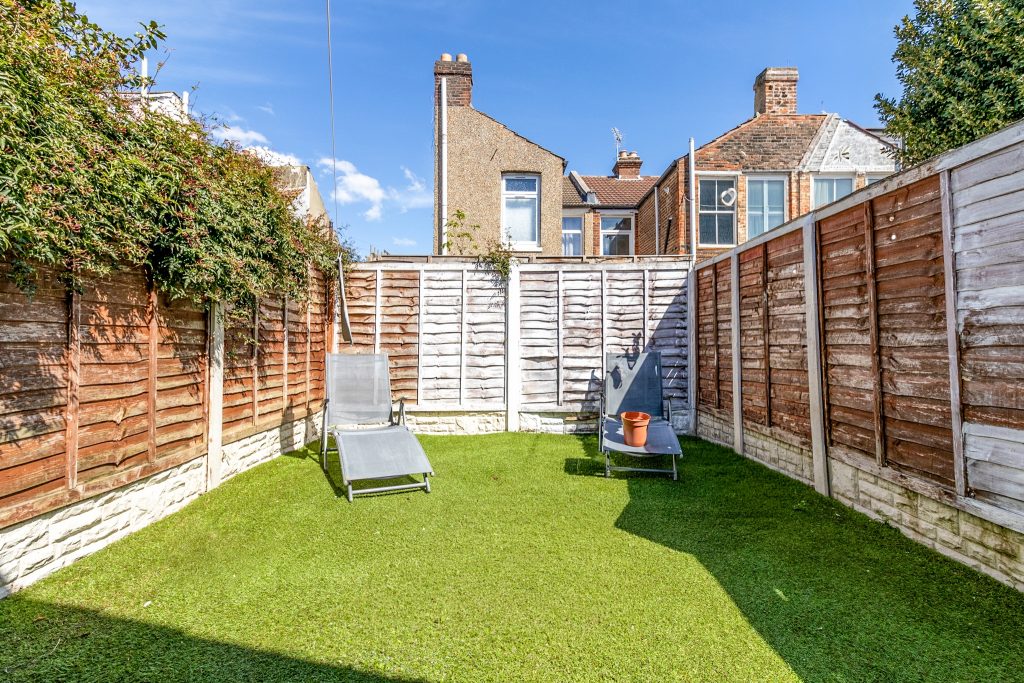 2 bedroom house Sold STC, Westfield Road, Southsea, PO4 – photo 11