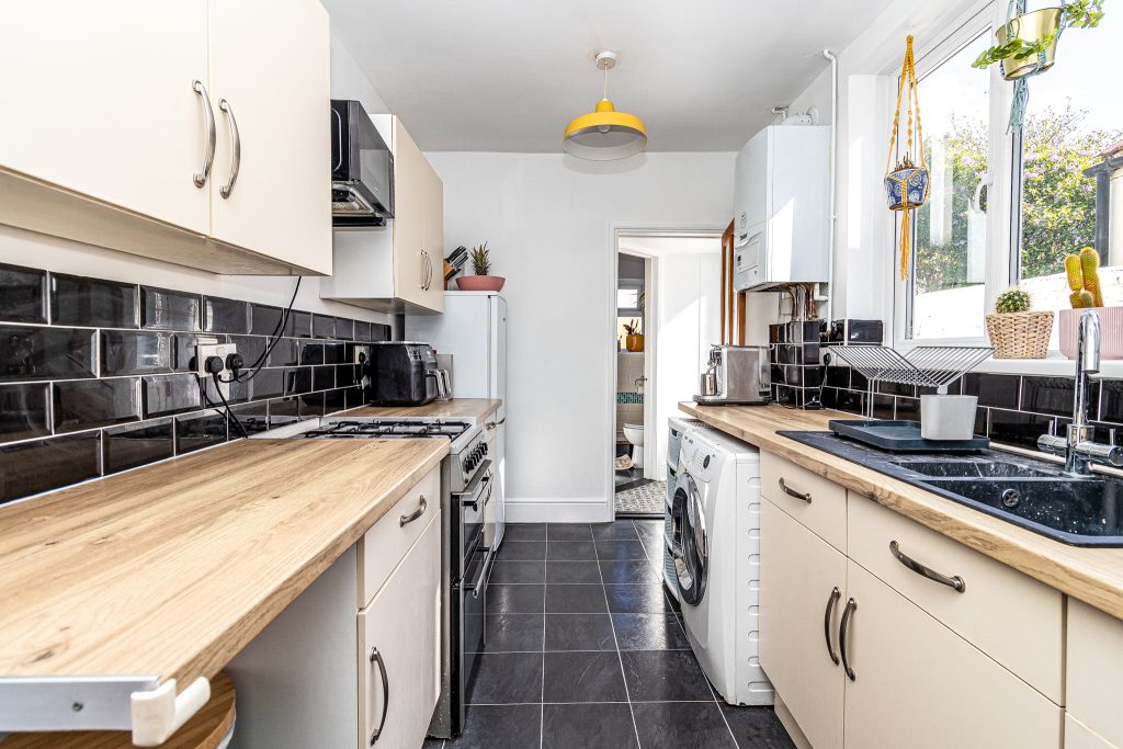 2 bedroom house Sold STC, Londesborough Road, Southsea, PO4 – photo 3