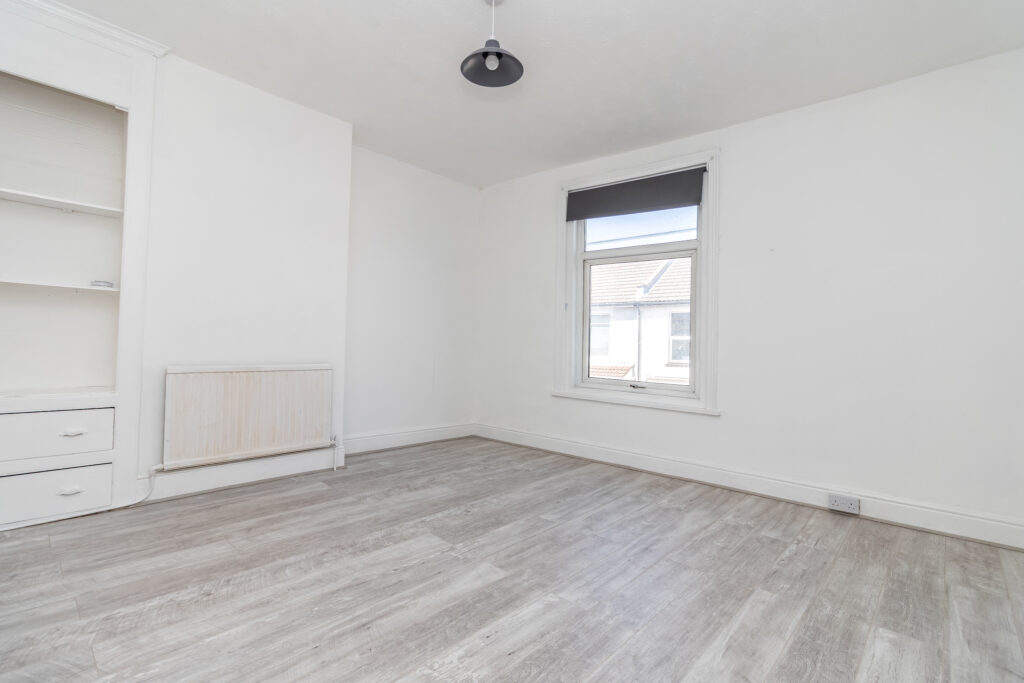 2 bedroom house Sold STC, Carisbrooke Road, Southsea, PO4 – photo 6