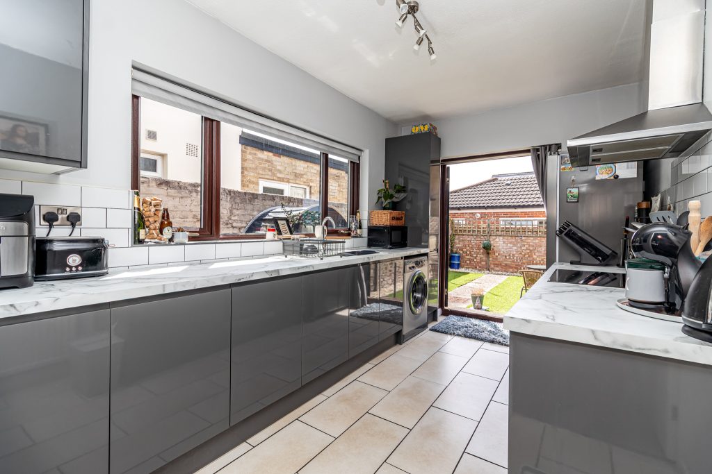 2 bedroom house Sold STC, Stamshaw Road, Portsmouth, PO2 – photo 3